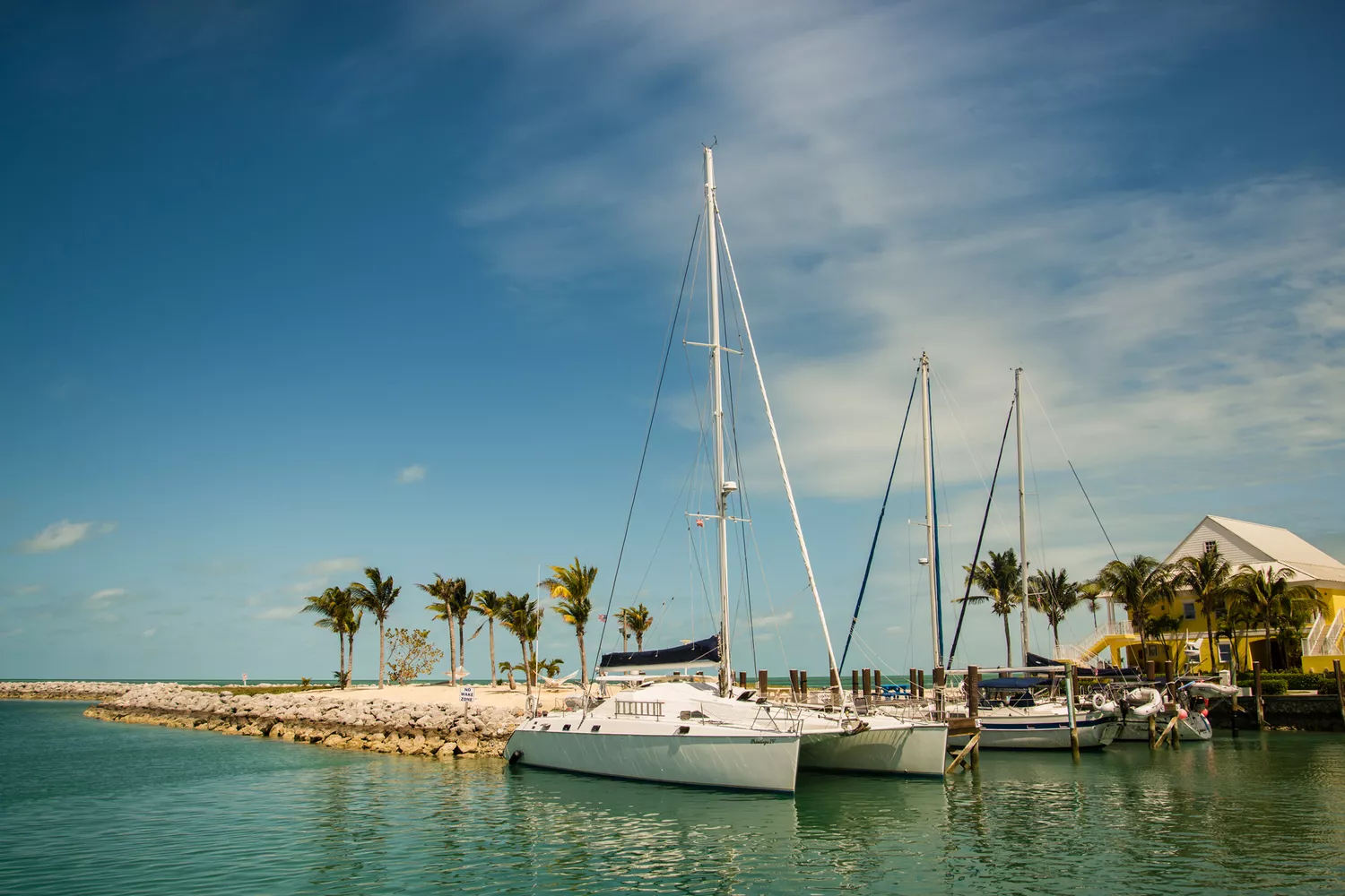 Un catamaran et plusieurs voiliers amarrés dans la marina de Old Bahama Bay Resort à West End, aux Bahamas