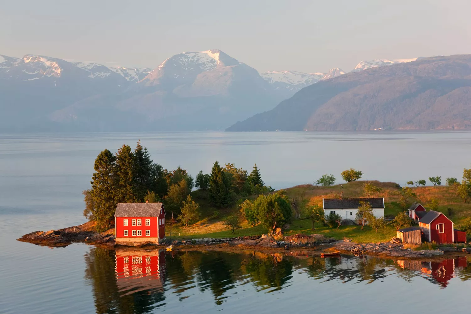 Petite île dans le Hardangerfjorden près de Bergen, Fjords de l'Ouest, Norvège