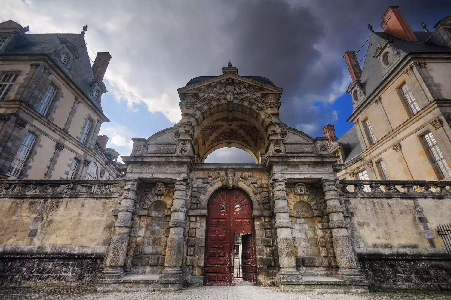 La porte vers le Chateau de Fontainebleau