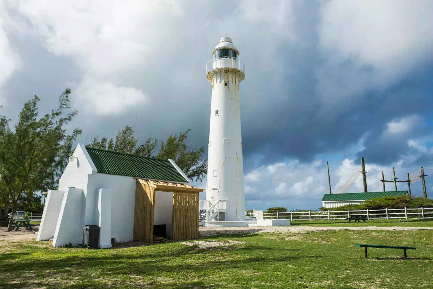 Vue du phare sous un ciel nuageux à Grand Turk