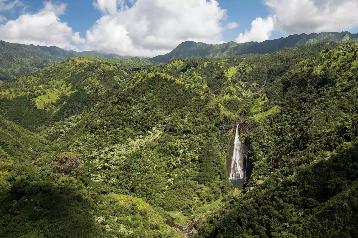 Vue aérienne des chutes Manawaiopuna, Hawaï