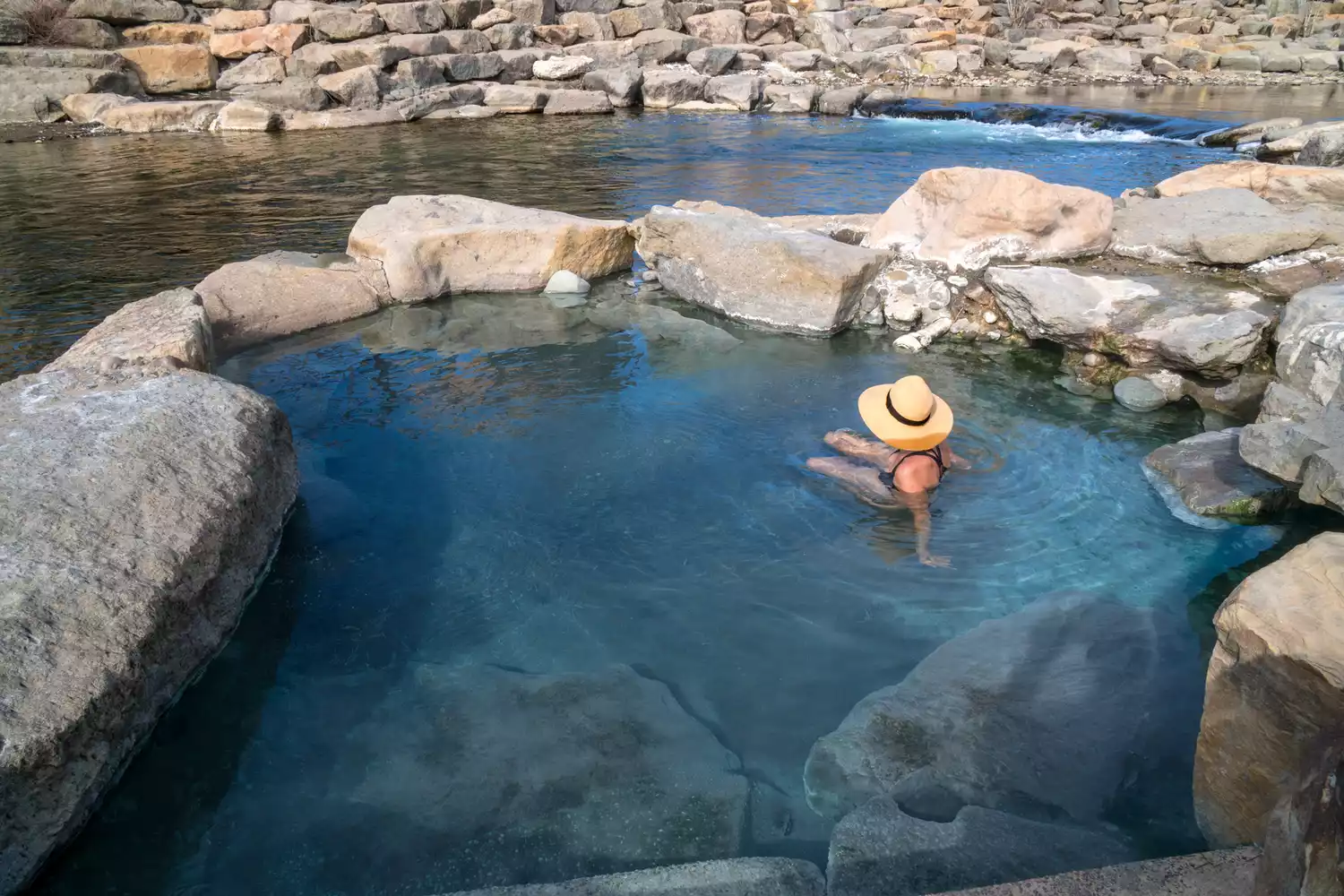 Femme profitant des sources chaudes à Pagosa Springs, Colorado