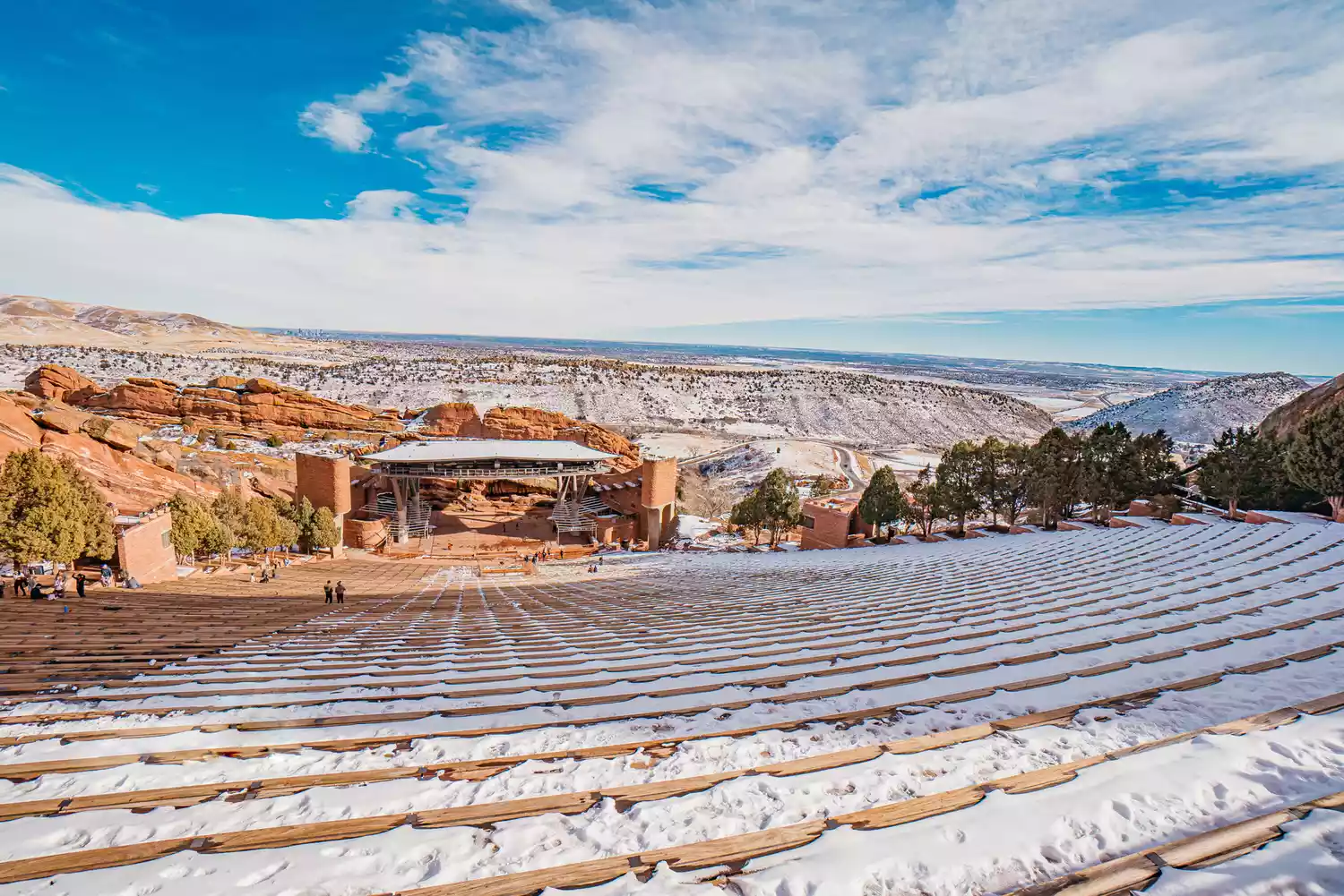 Vue grand angle depuis les marches supérieures de l'amphithéâtre de Red Rocks à Morrison, Colorado, pendant la saison hivernale