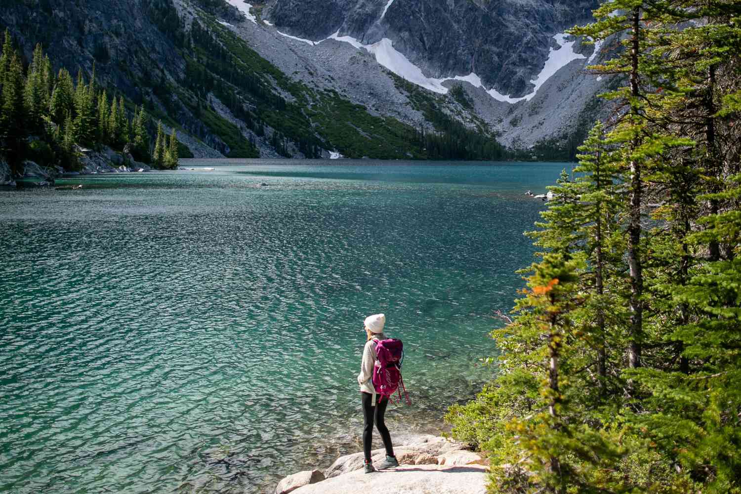 Femme randonnée au bord d'un lac