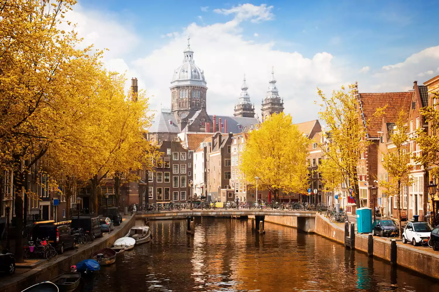 Église Saint-Nicolas, canal de la vieille ville à Amsterdam en automne, aux Pays-Bas, avec des feuillages d'automne