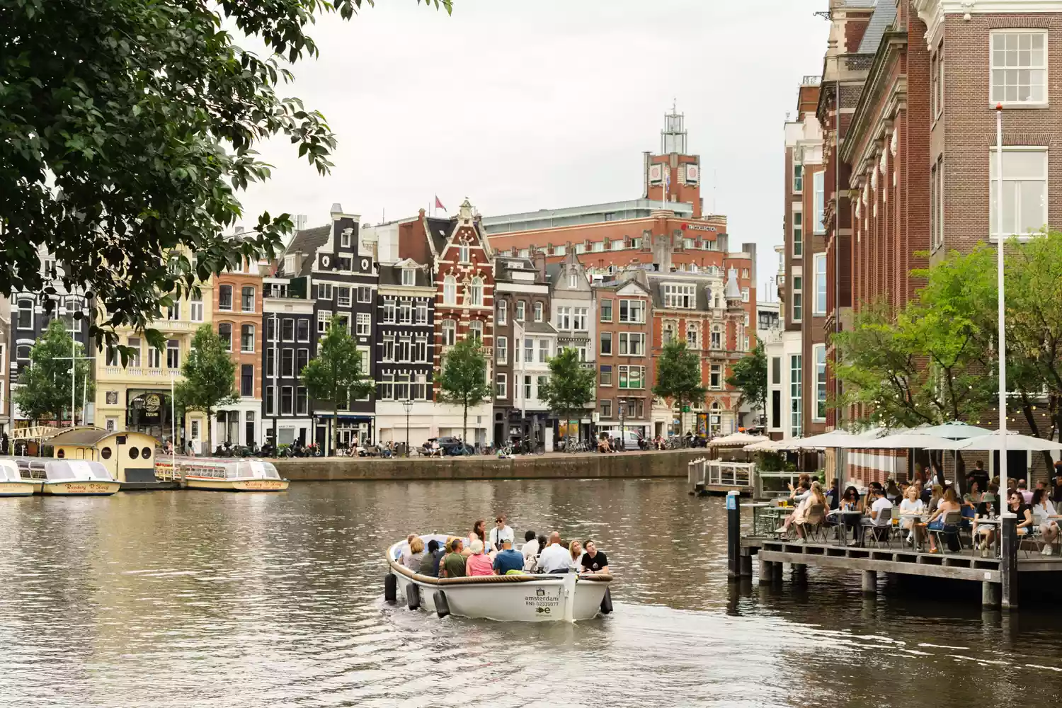 Un bateau touristique naviguant à travers les canaux d'Amsterdam