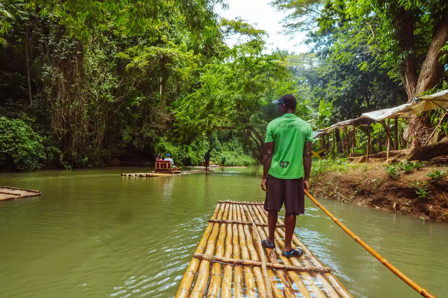 Descente en radeau de bambou sur une rivière en Jamaïque