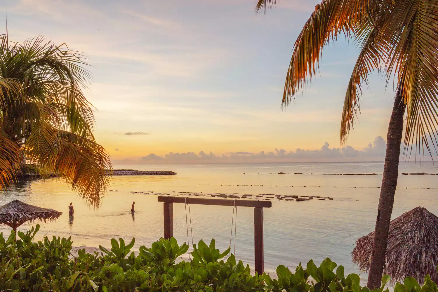 Une plage de Jamaïque au coucher du soleil