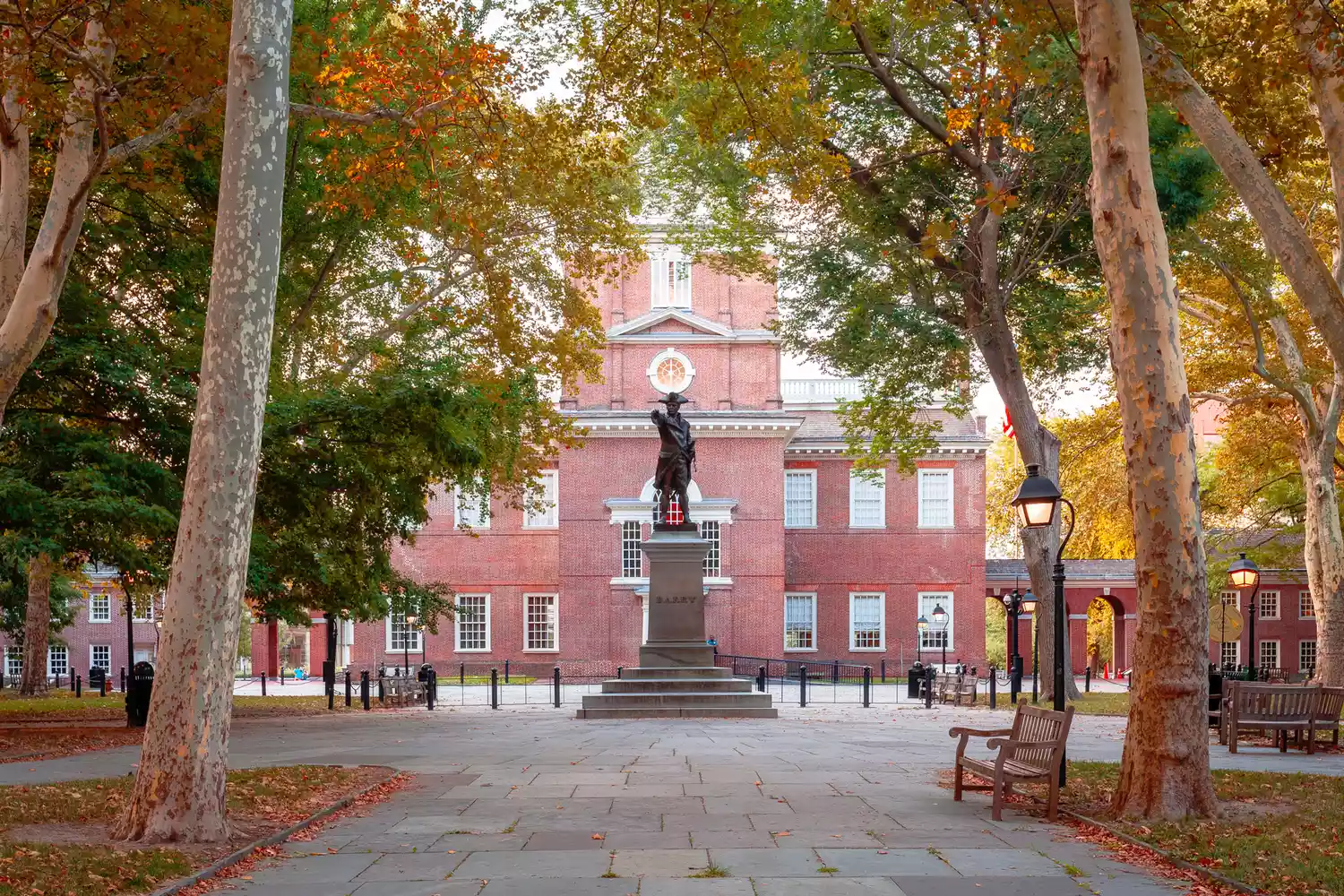 Automne, Independence Hall, Philadelphie, Pennsylvanie, États-Unis Independence Hall est l'endroit où ont été débattus et adoptés la Déclaration d'Indépendance des États-Unis et la Constitution des États-Unis. Photographie prise le 10 août 2015