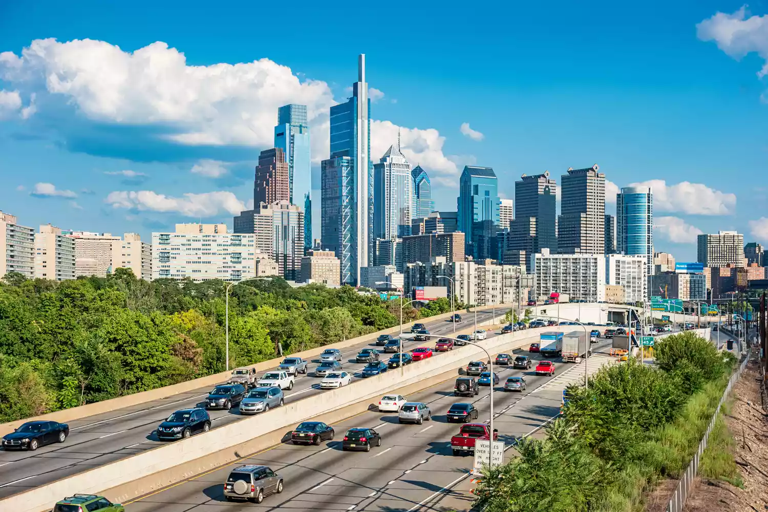 Trafic entrant et sortant de Philadelphie par une journée ensoleillée