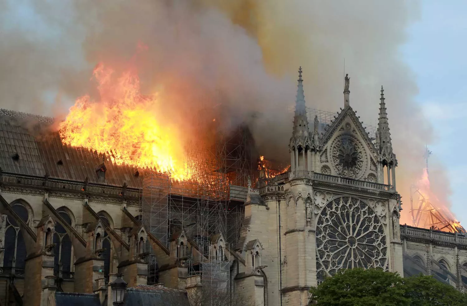 Des flammes et de la fumée s'élèvent du toit de la cathédrale Notre-Dame le 15 avril 2019 à Paris, France.