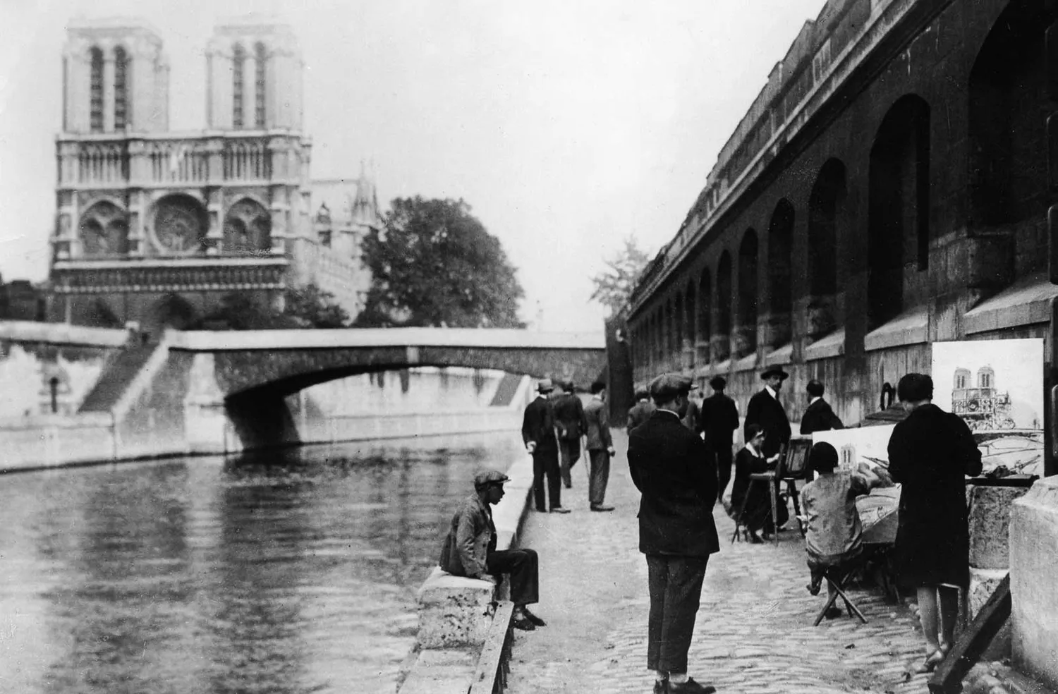 France, Paris: Peintres au bord de la Seine et la cathédrale Notre-Dame, 1929