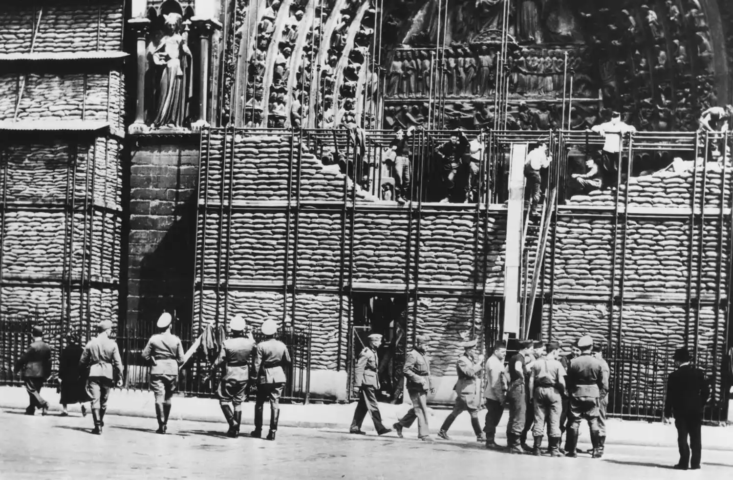 Déblayage des sacs de sable de la façade de Notre-Dame, Paris occupé par les Allemands, 1940.