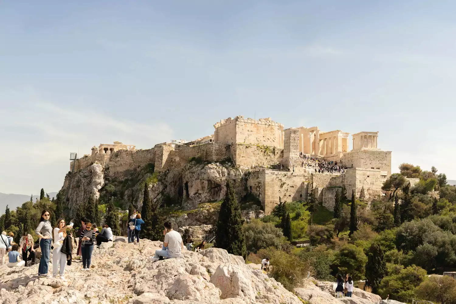 Acropole avec des touristes visitant la vue à Athènes, Grèce