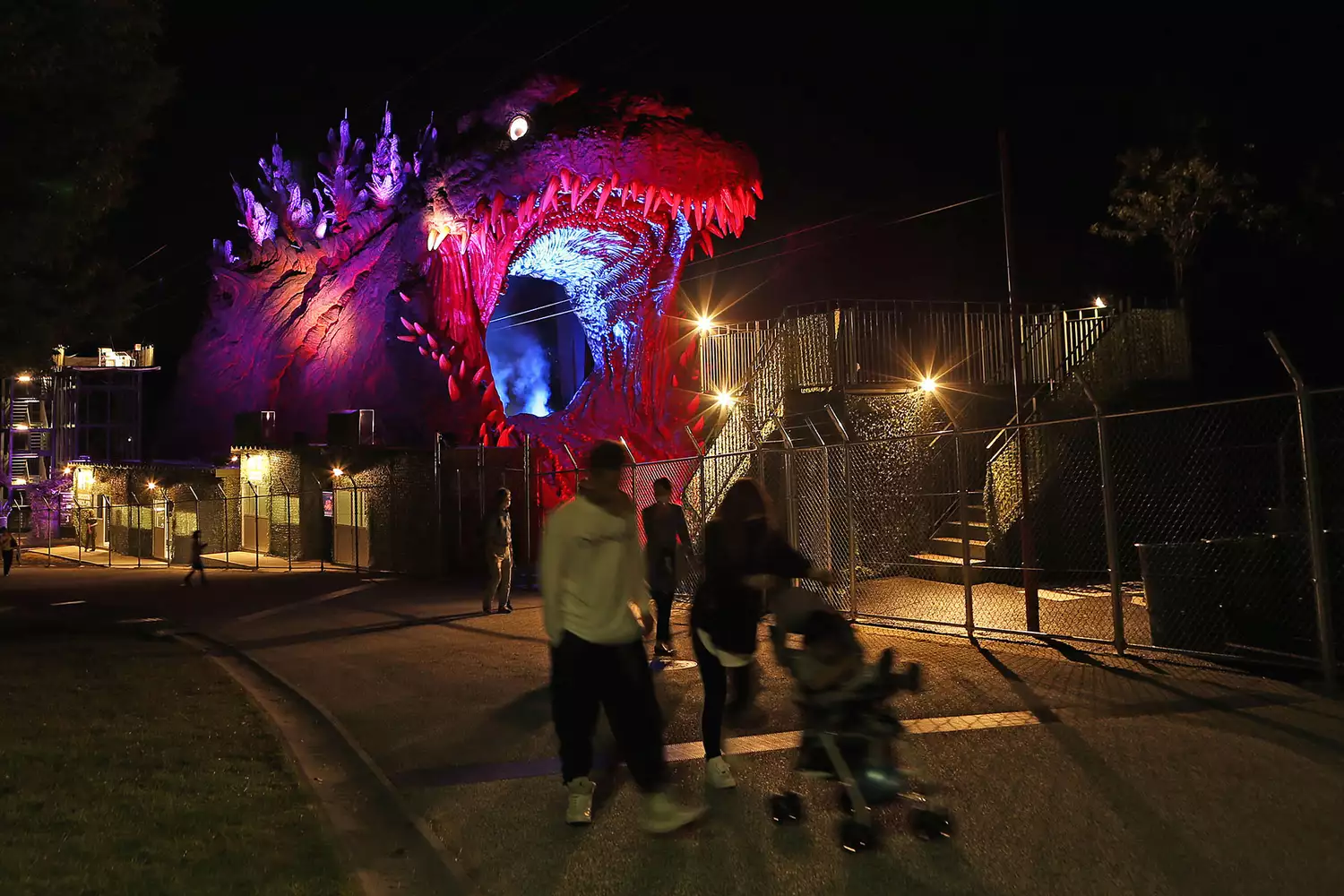 Réplique illuminée de Godzilla pour la tyrolienne