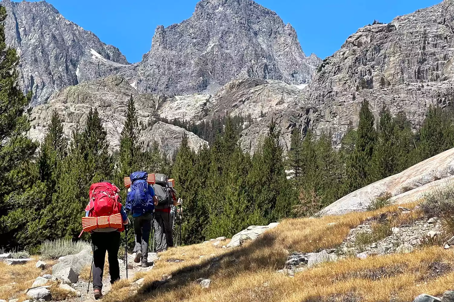 Une famille en randonnée sur le sentier John Muir dans les montagnes de la Sierra Nevada en Californie