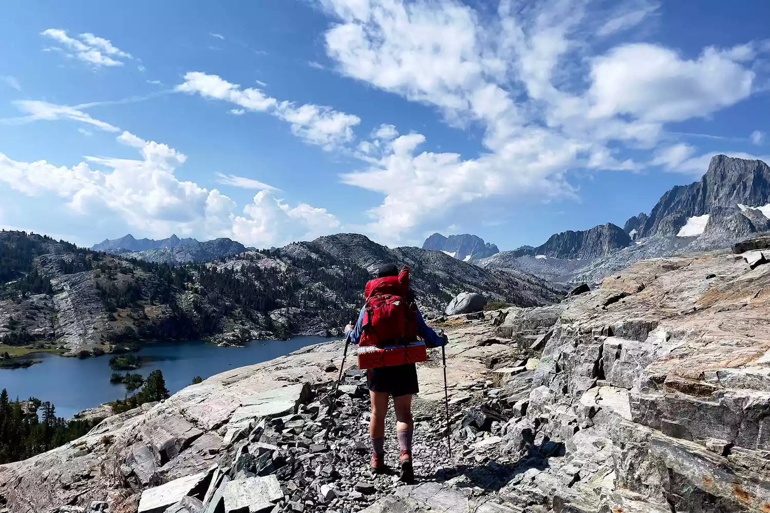 Une femme en randonnée sur le sentier John Muir dans les montagnes de la Sierra Nevada en Californie