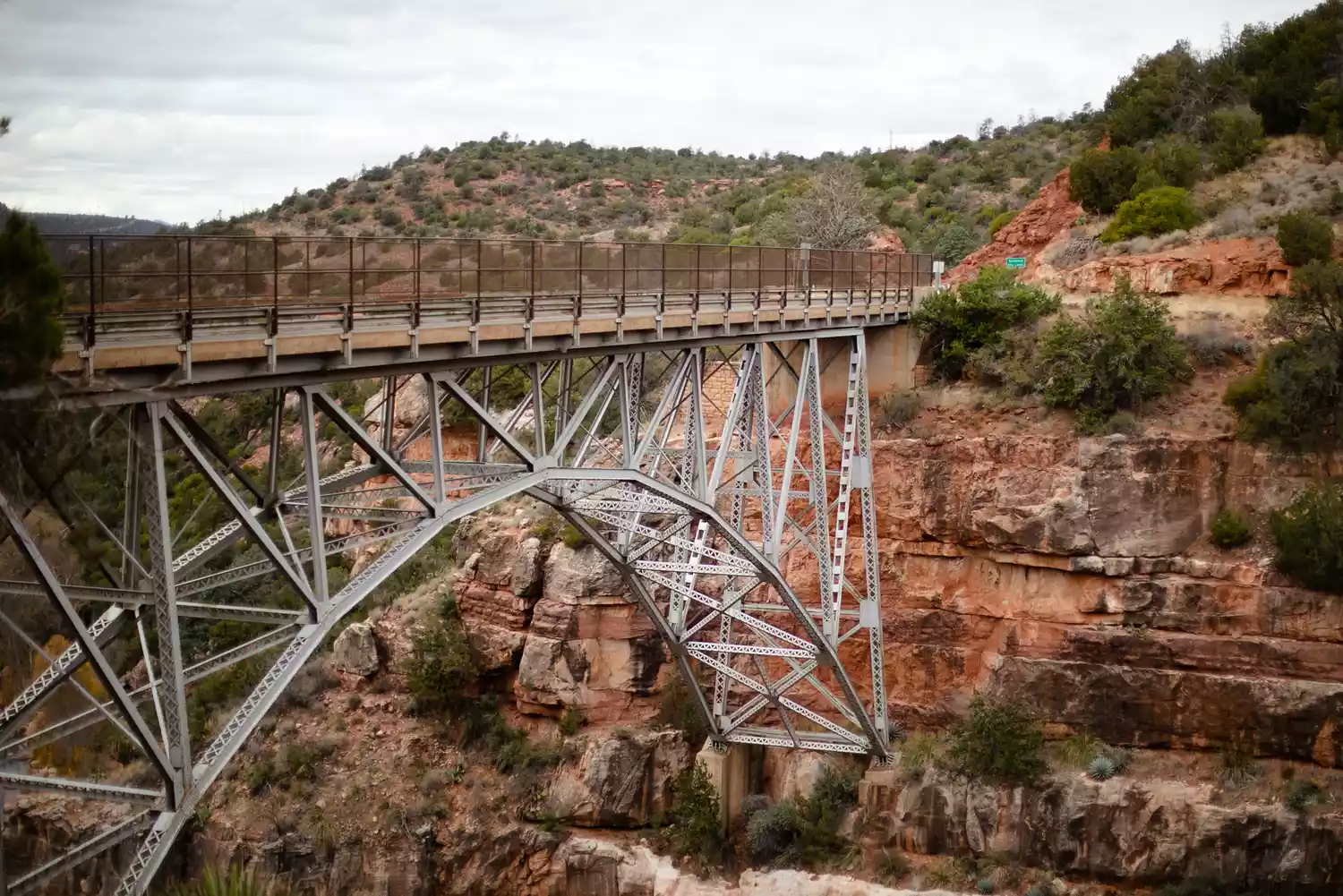 Pont sur le sentier du Mont Wilson