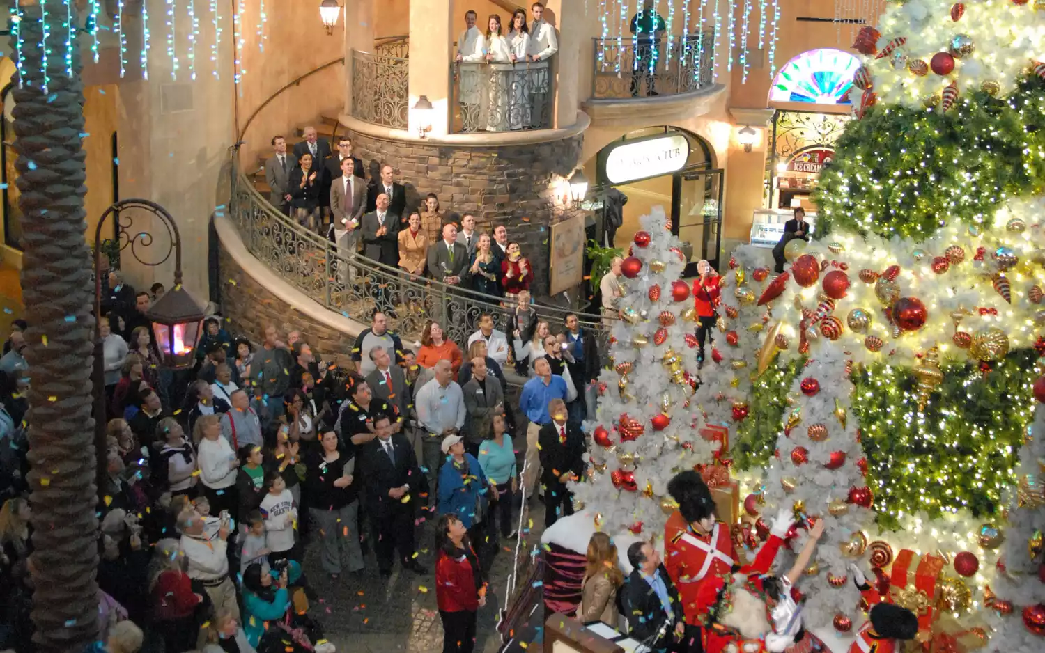 Des personnes admirant les décorations de Noël à Tropicana