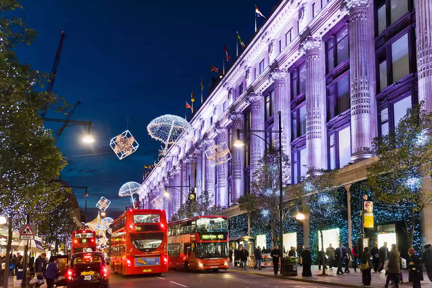 Selfridges est un grand magasin populaire sur Oxford Street, une zone commerçante animée à Londres.