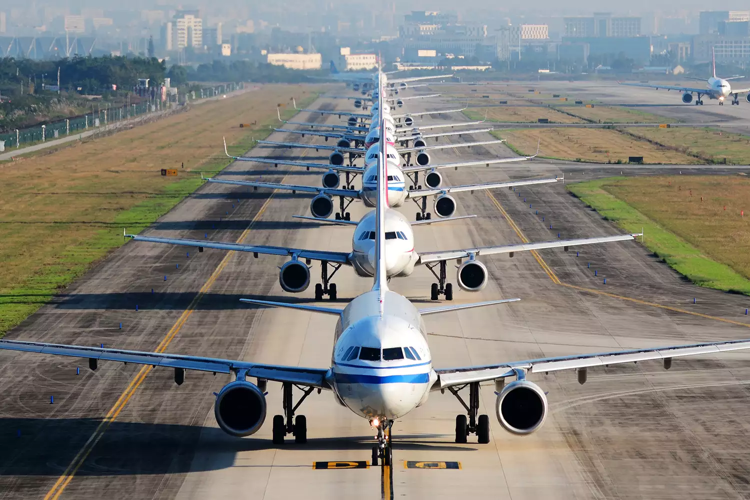 de nombreux avions sont en file d'attente sur la piste en attente de décollage