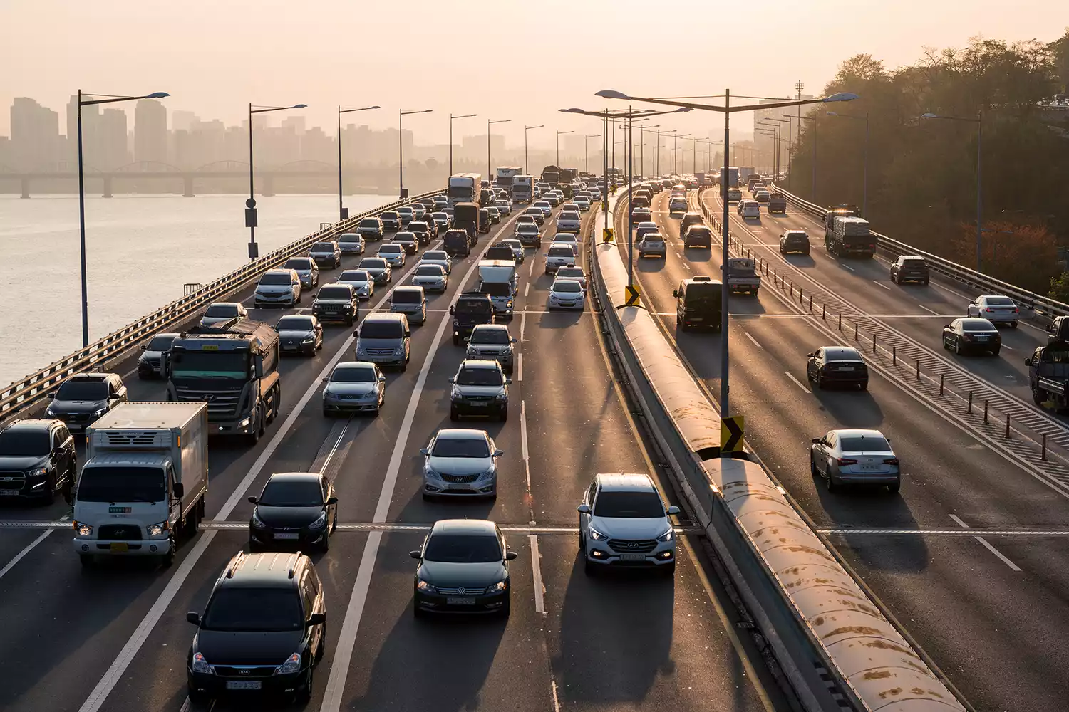 Vue aérienne d'une autoroute avec du trafic