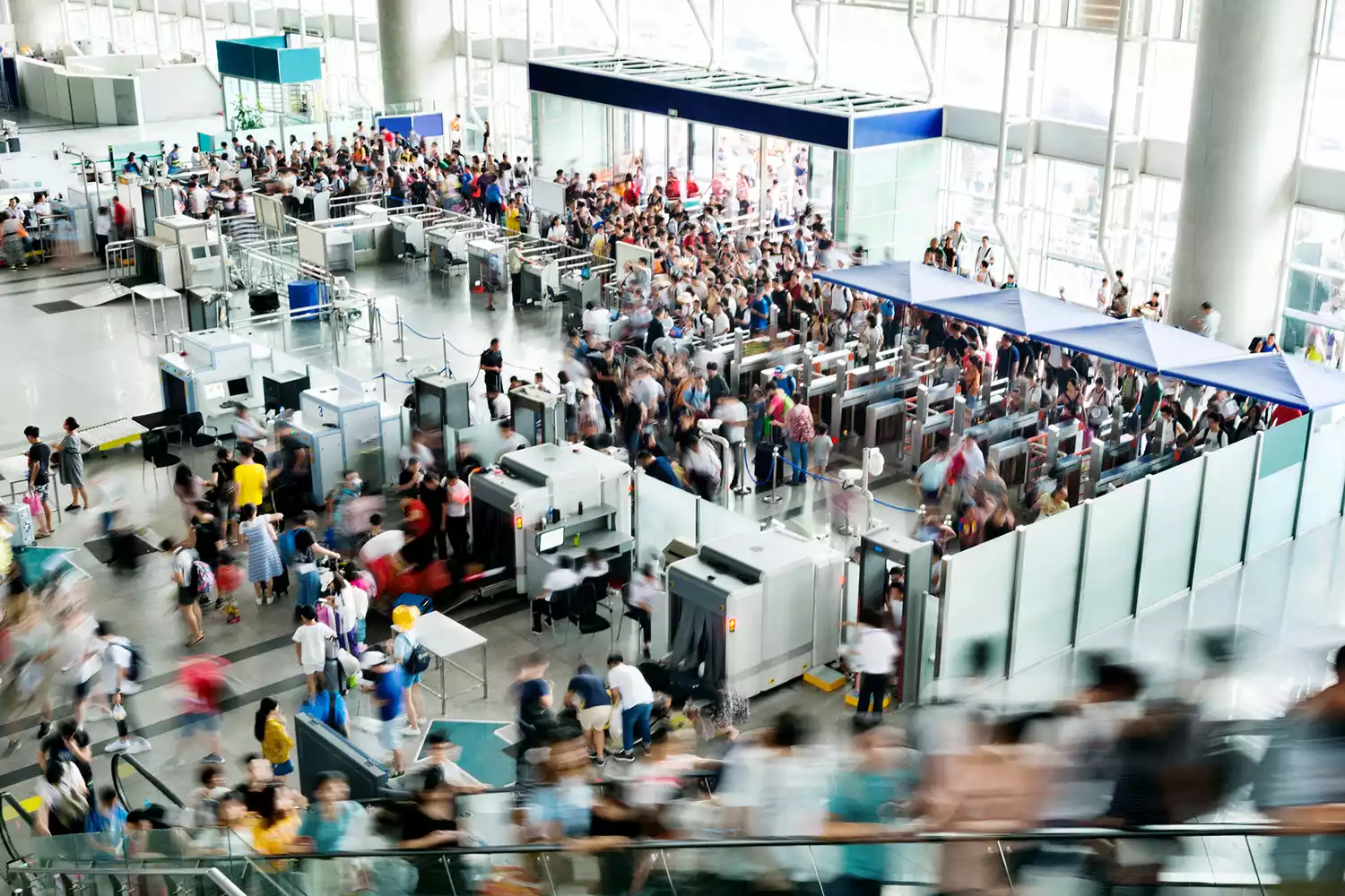 Foule de personnes dans le hall d'une gare ou d'un aéroport