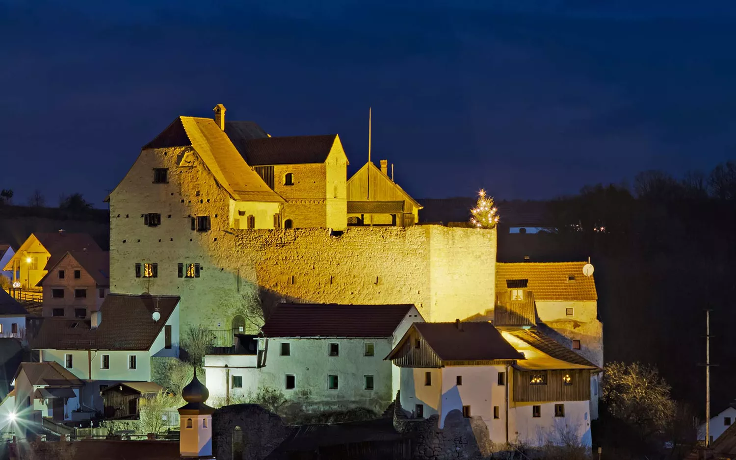 Château de Burg Wolfsegg en Allemagne, illuminé la nuit