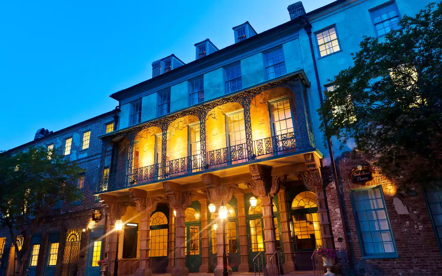 Dock Street Theatre à Charleston, illuminé la nuit