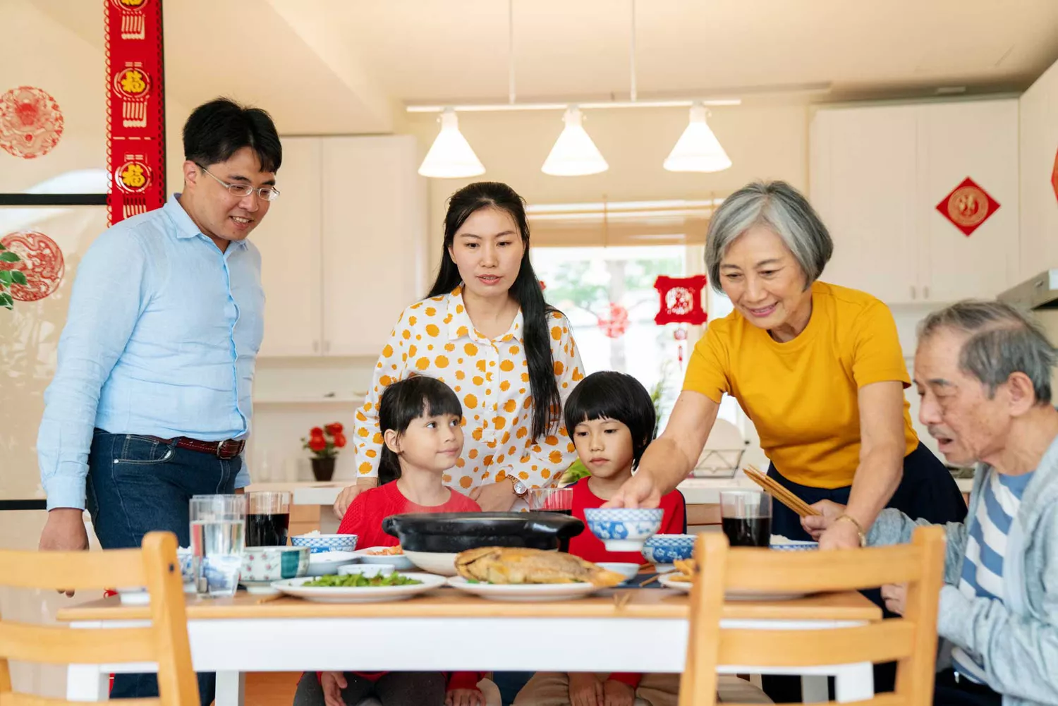 Famille multi-générationnelle se préparant pour le repas du Nouvel An lunaire ensemble. Taipei, Taïwan