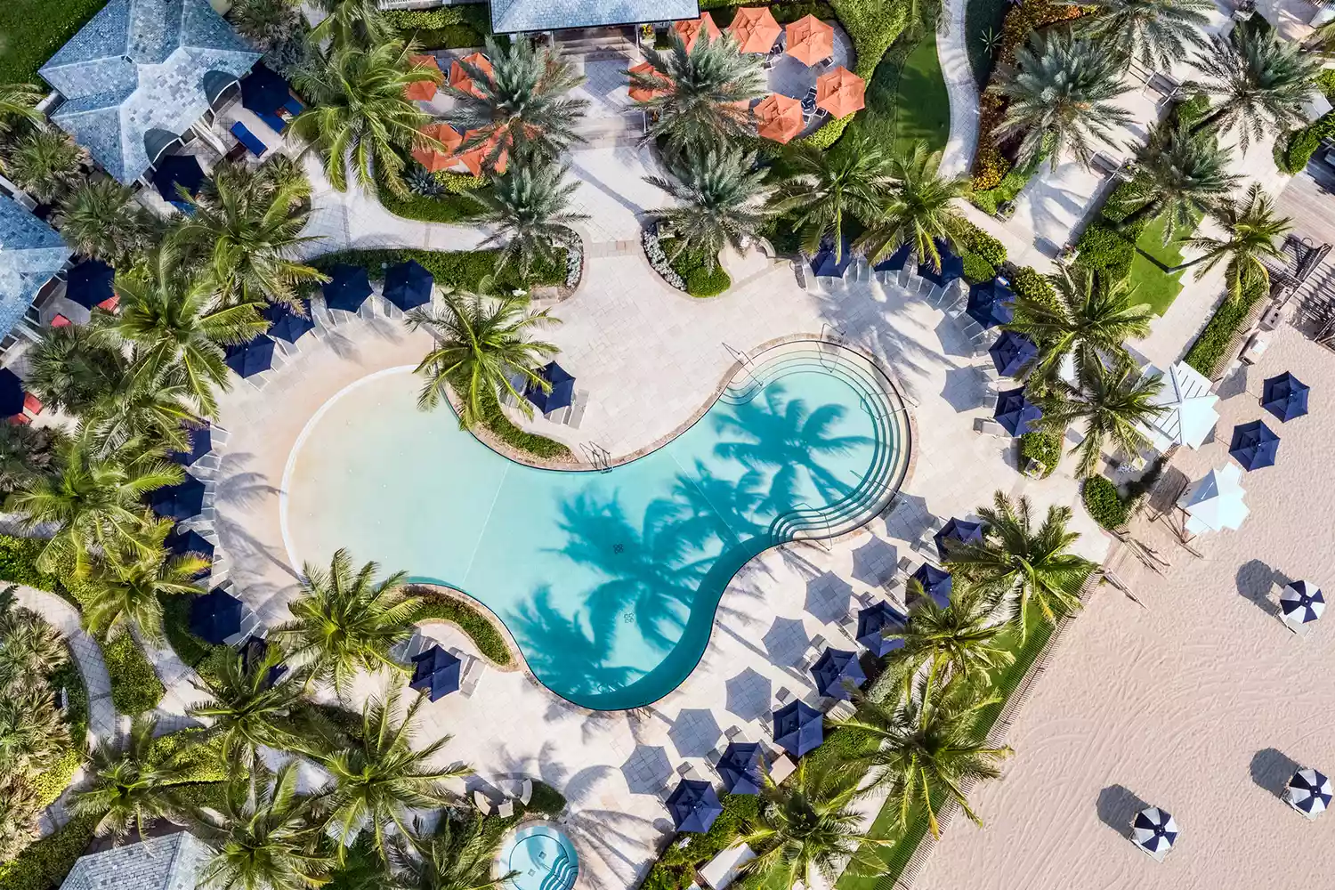 Vue aérienne de la piscine au Breakers Palm Beach