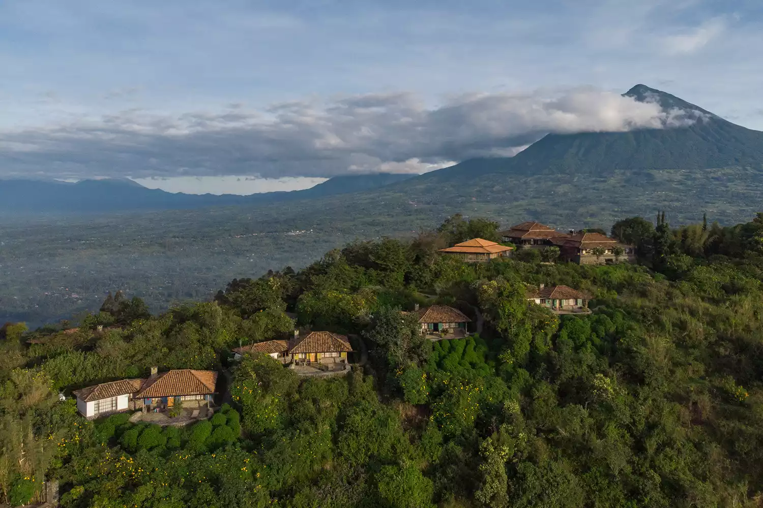 Vue aérienne de Virunga Lodge dans les montagnes