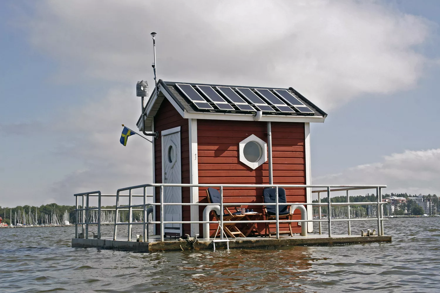 Cabane rouge sur l'eau en Suède