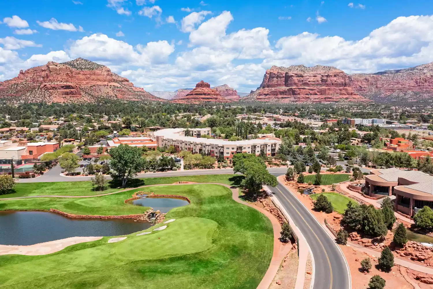 Vue aérienne du Hilton Sedona Resort at Bell Rock et des paysages environnants