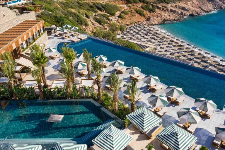 Évasion de luxe à Daios Cove : Plages privées et vues sublimes