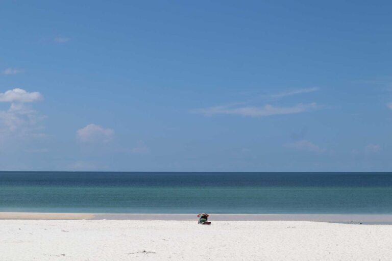 Une plage en Floride célèbre pour son sable de quartz cristallin