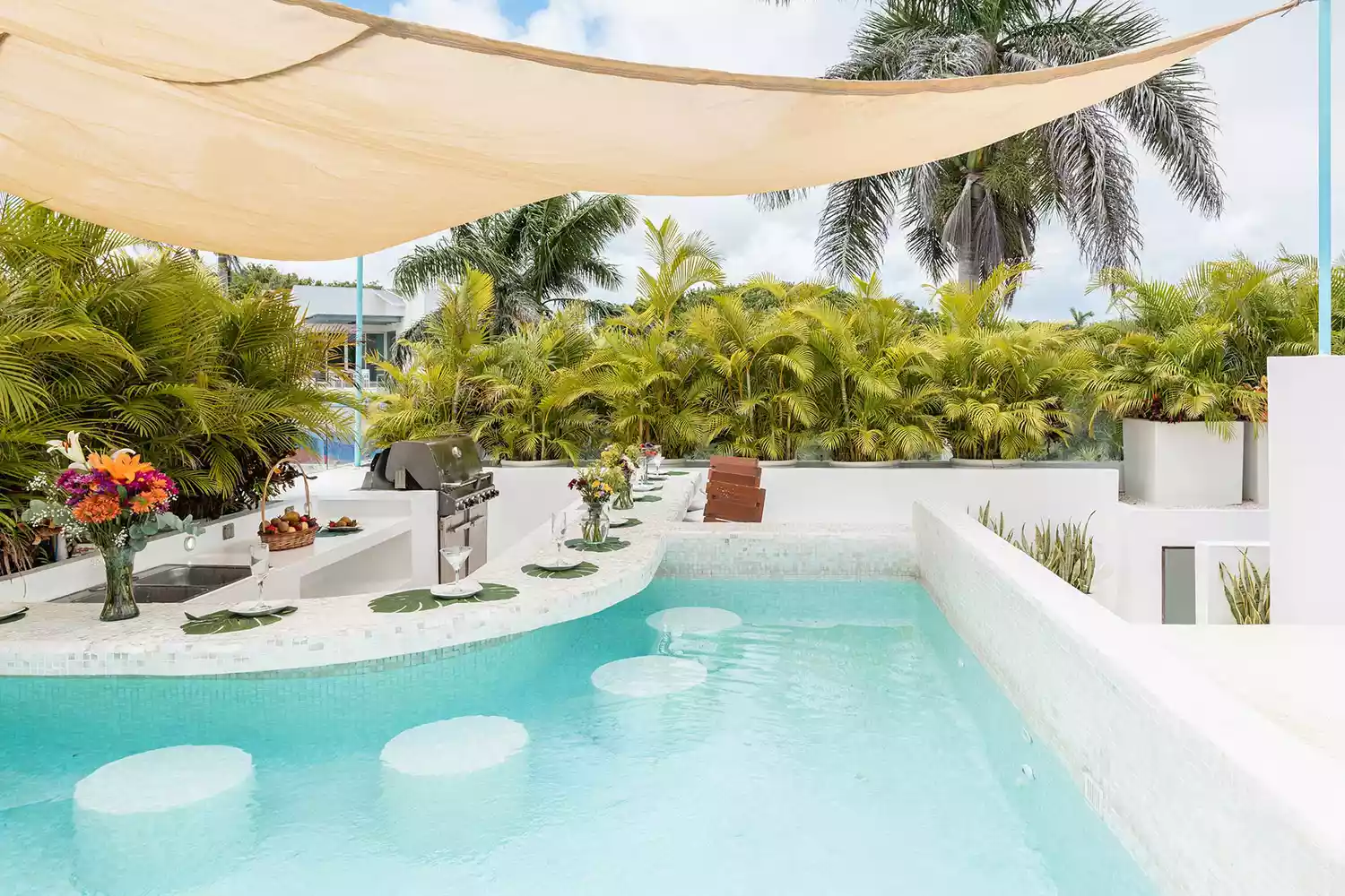 Le bar de piscine et la piscine de la villa Alta Vista sur la Riviera Maya