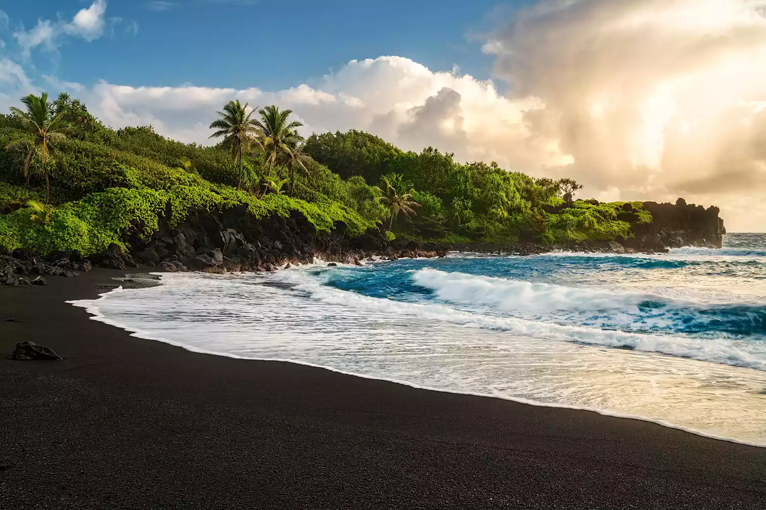 La plage de sable noir du parc d'État de Waianapanapa à Maui