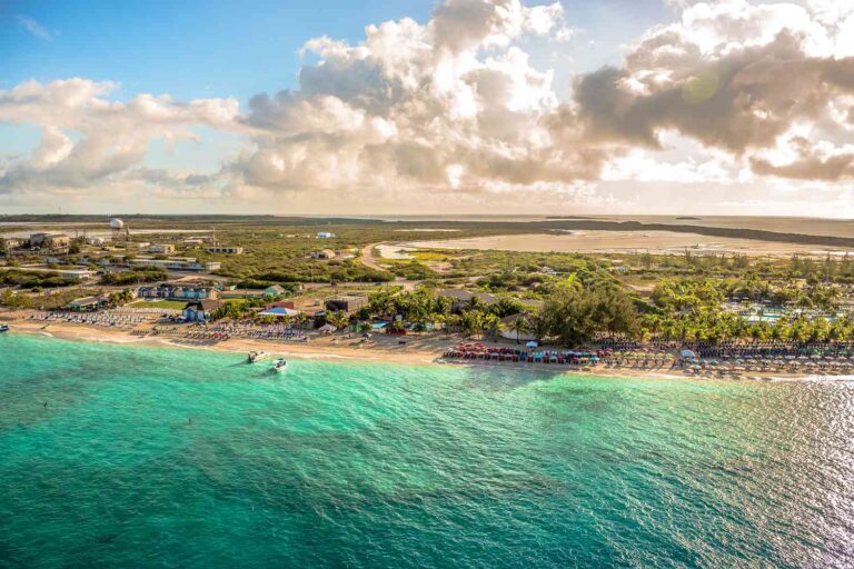 Découvrez Grand Turk : plages magnifiques et ambiances détendues