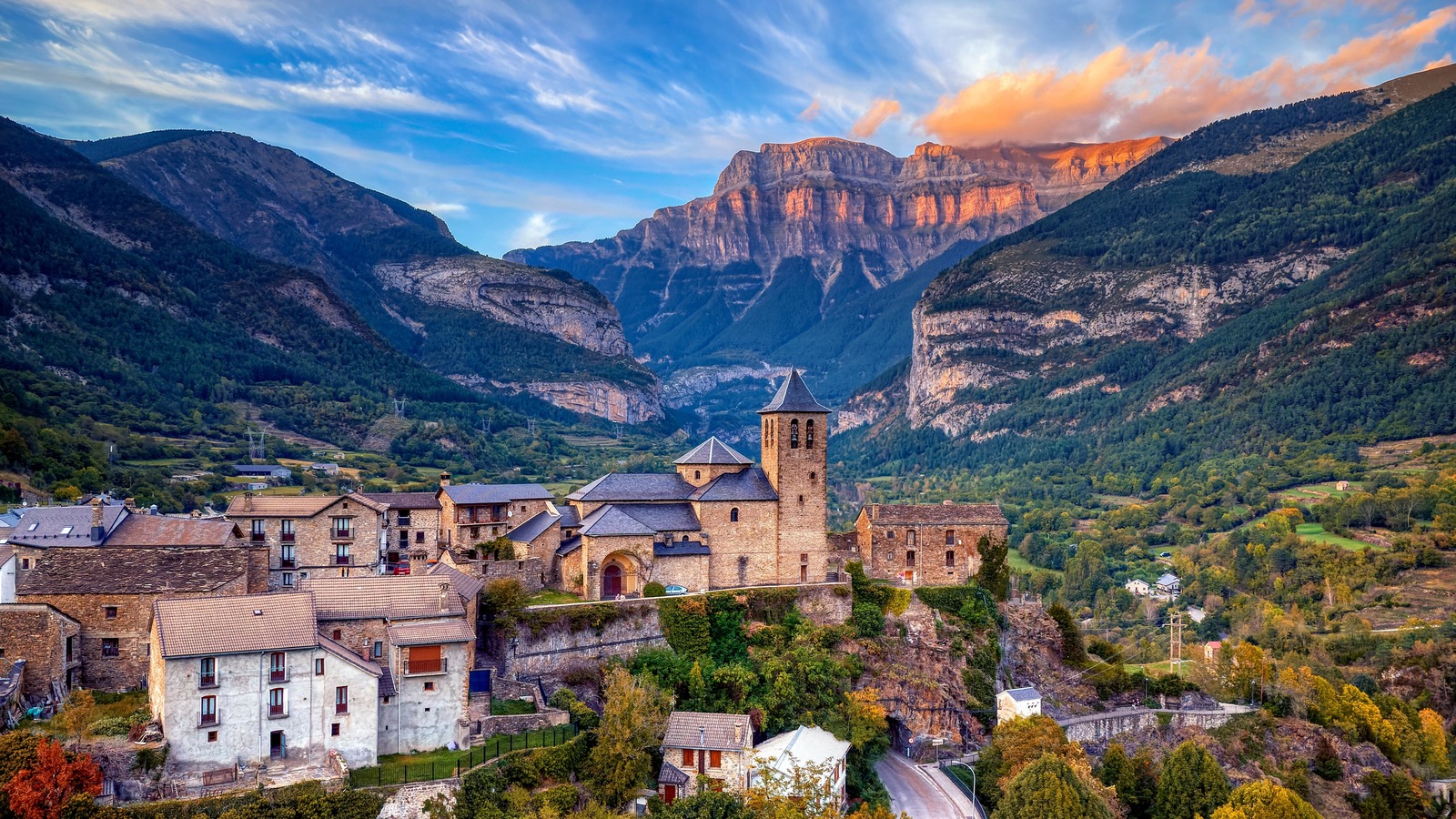 Explorez un village enchanteur et ses paysages pyrénéens