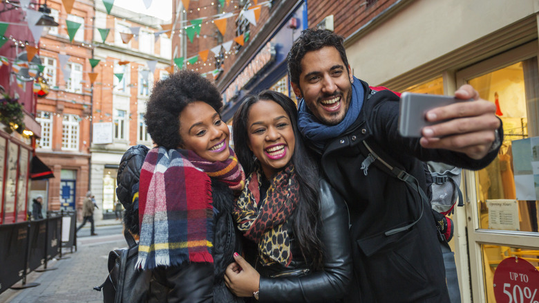 Touristes prenant des photos à Dublin