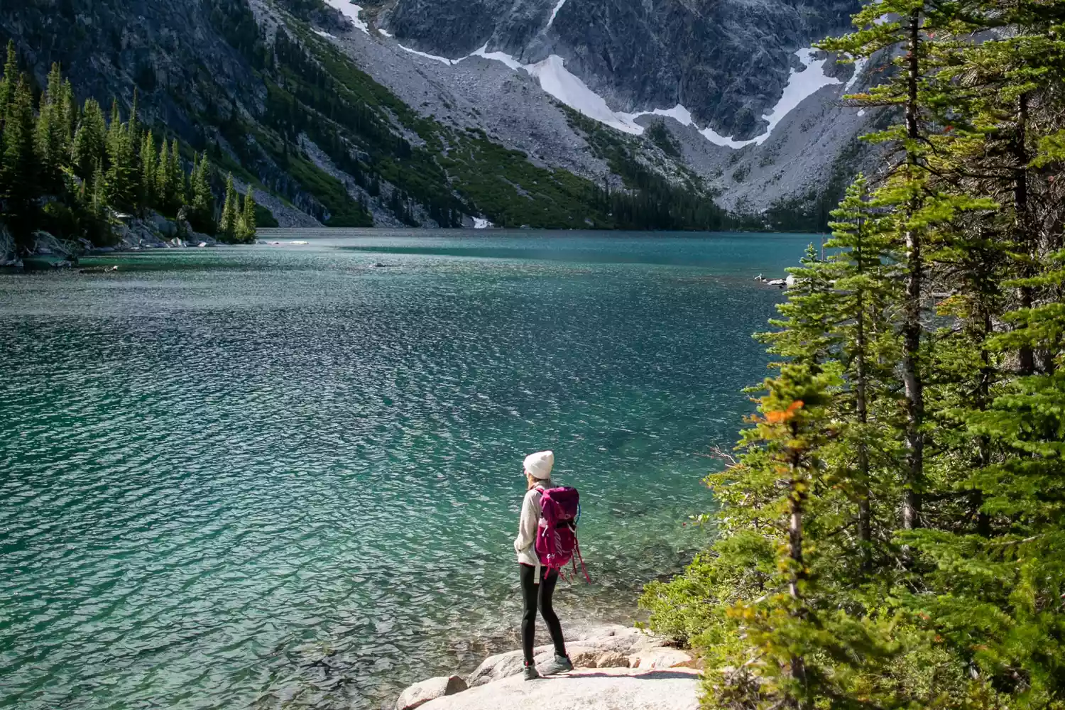 Femme en randonnée au bord d'un lac