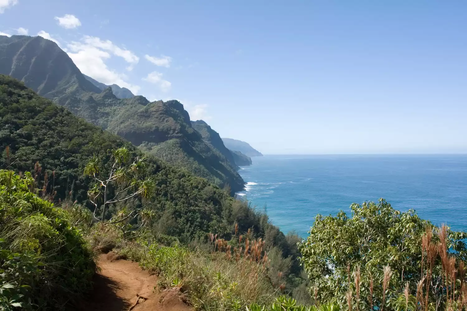 La côte Na Pali depuis le Kalalau Trail à Kauai.