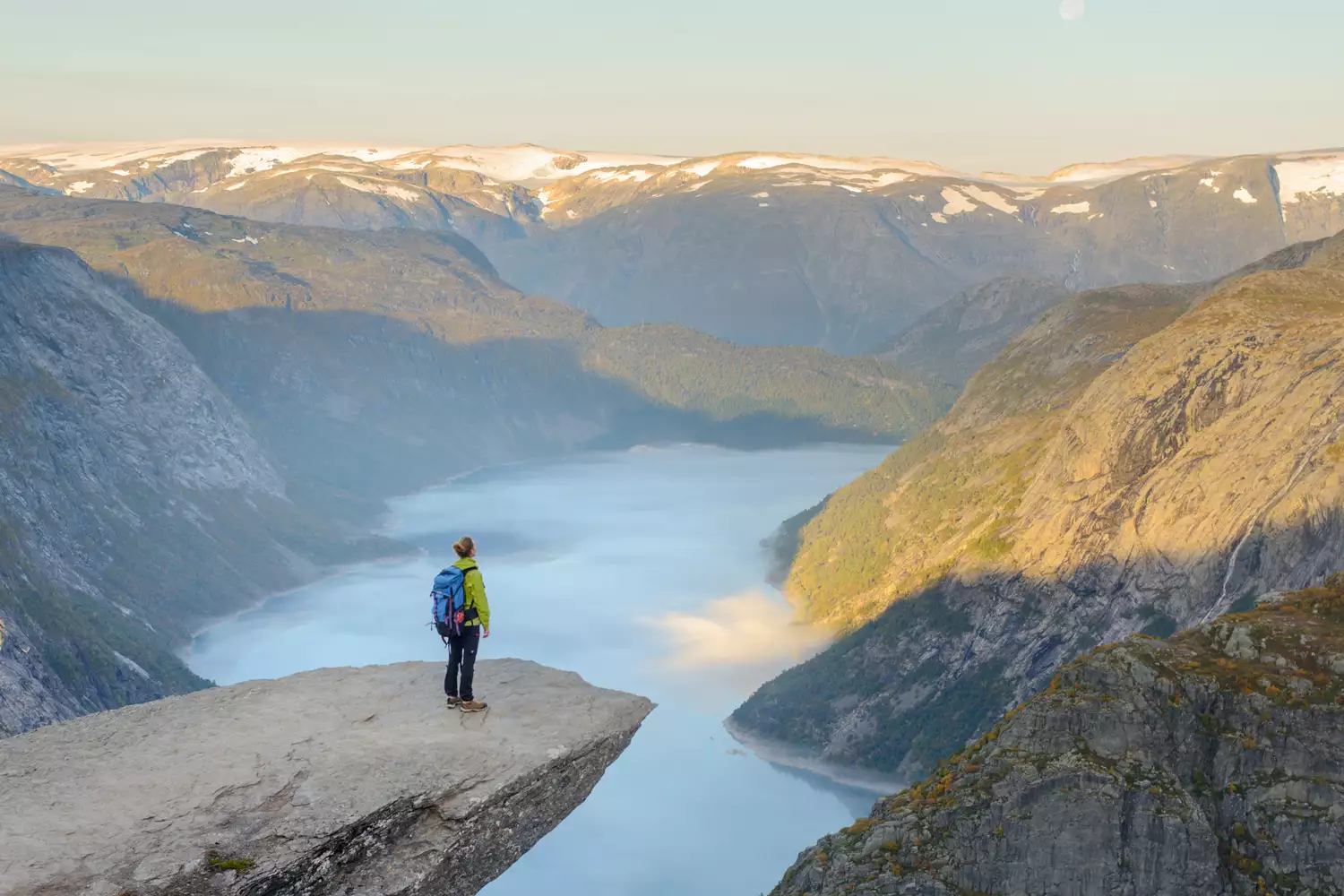 Randonneur se tenant sur Trolltunga à Odda, comté de Hordaland, Norvège