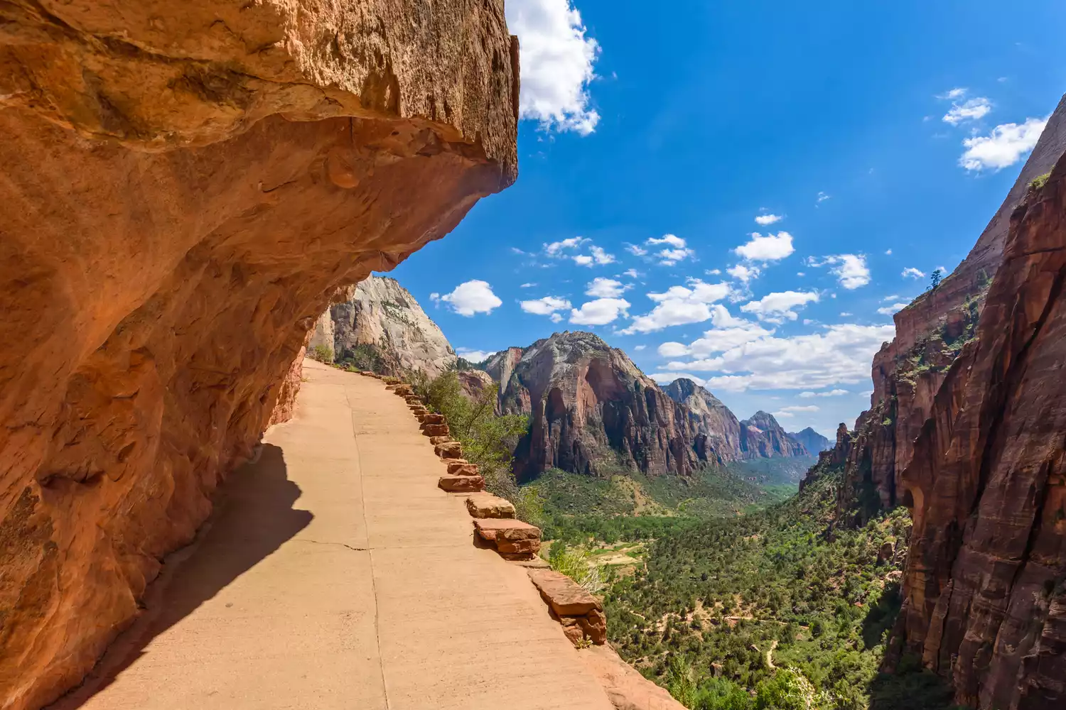 Randonnée dans un paysage magnifique au parc national de Zion le long du sentier d'Angels Landing.