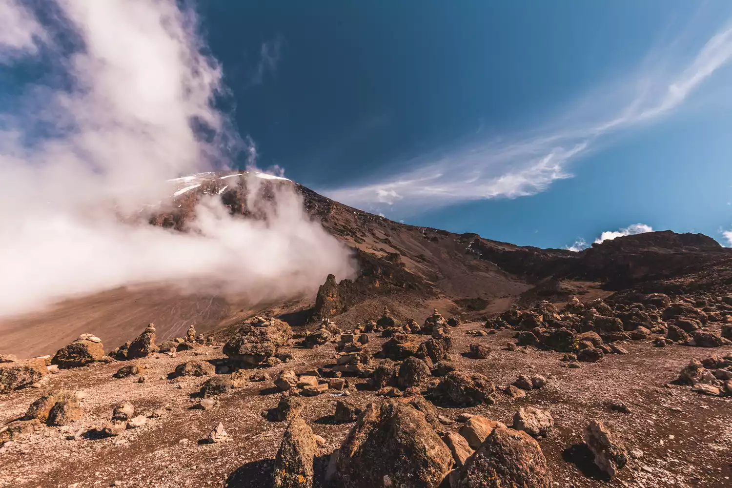 Nuages et rochers sur le chemin du Mont Kilimandjaro, Tanzanie