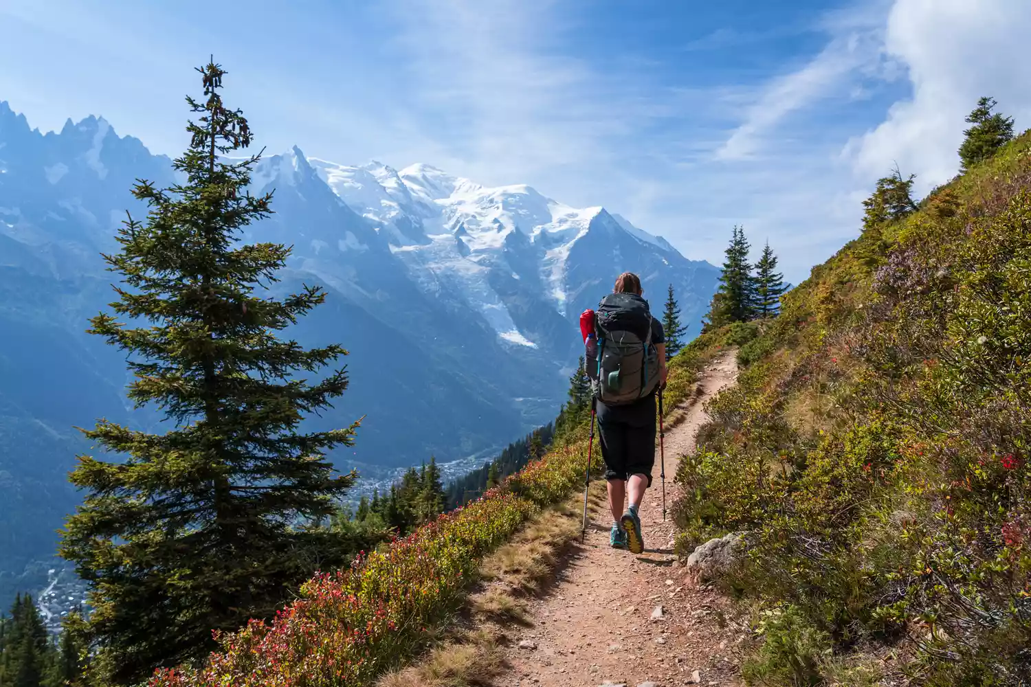 Une femme en randonnée sur le célèbre Tour du Mont Blanc près de Chamonix, France.