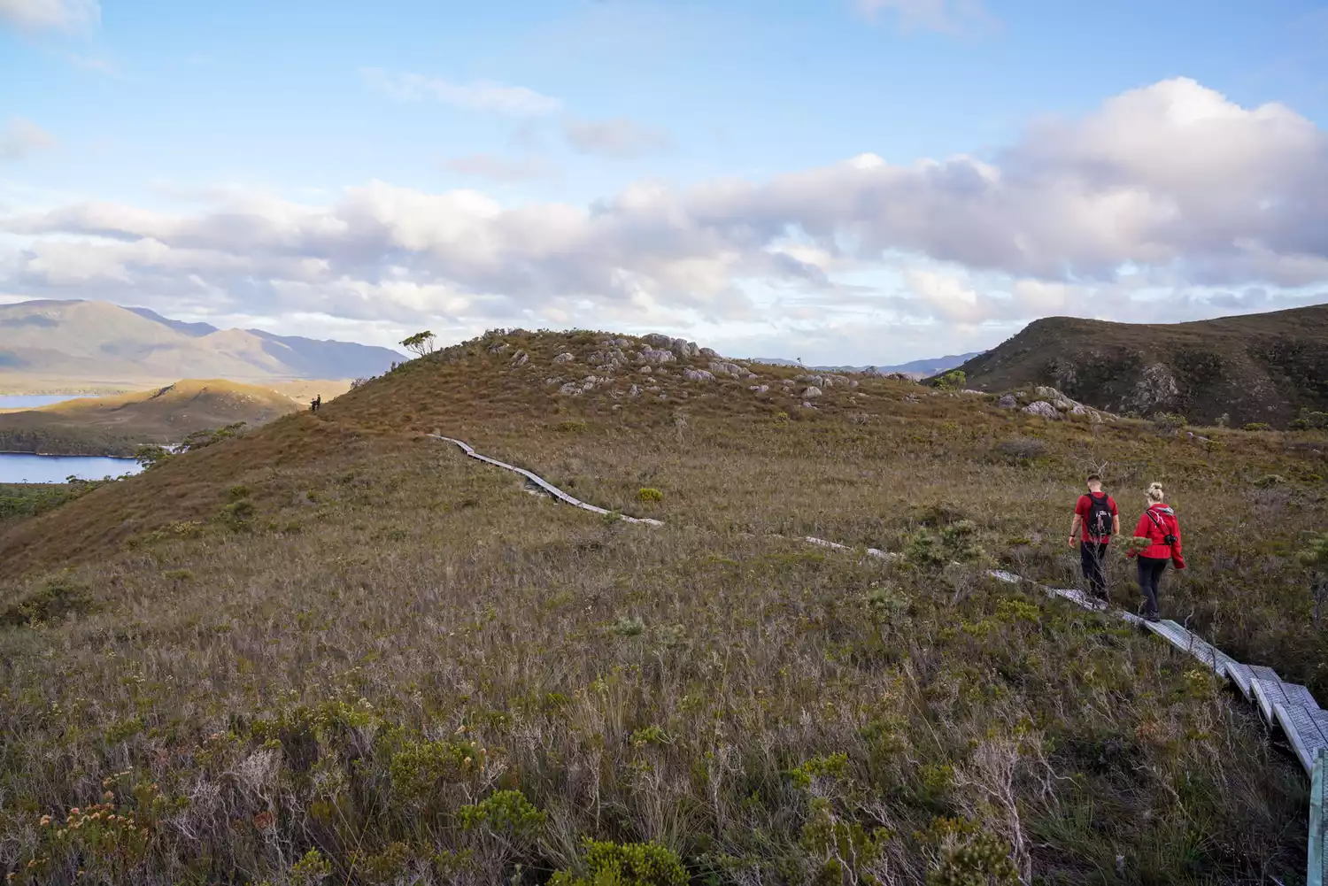 Un couple en randonnée sur le Overland Track en Tasmanie