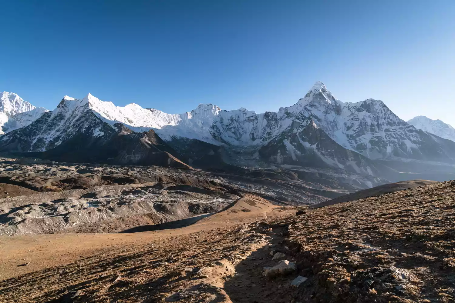 Vue imprenable sur le pic Ama Dablam depuis le point de vue de Chukung Ri lors du trek du camp de base de l'Everest dans l'Himalaya, au Népal