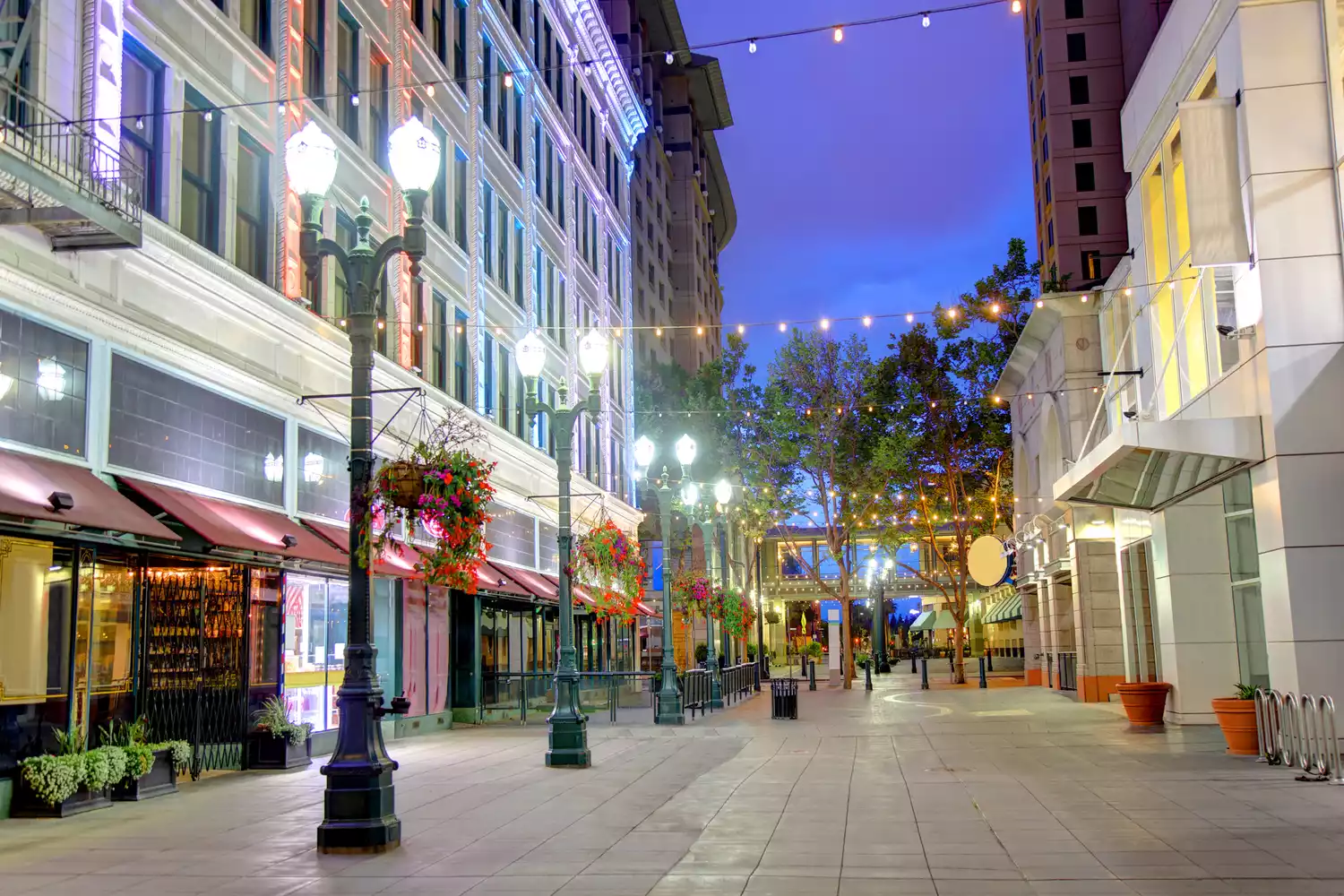 Rue piétonne illuminée la nuit dans le centre-ville de San José